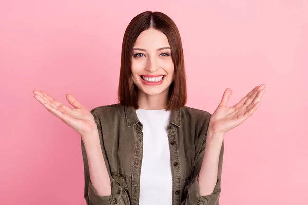 Foto del peinado bob impresionado millennial lady clap hands wear green shirt isolated on pink color background —  Fotos de Stock