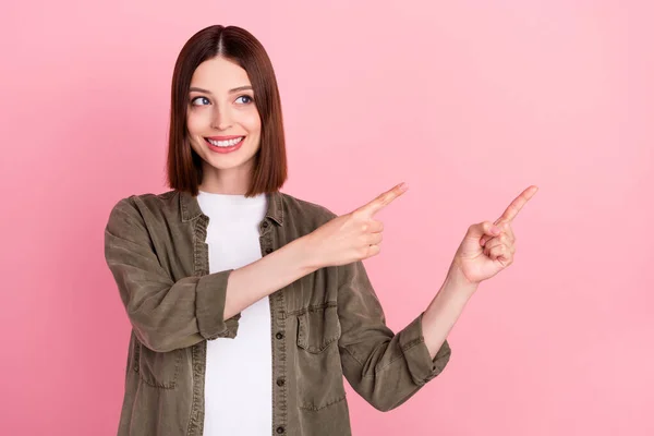 Foto di divertente bob hairdo millennial lady point look vuoto spazio indossare jeans camicia isolato su sfondo di colore rosa — Foto Stock