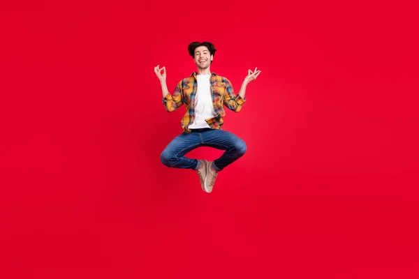 Foto di affascinante grazioso giovane signore indossare abito scozzese sorridente salto alto praticare yoga isolato colore rosso sfondo — Foto Stock