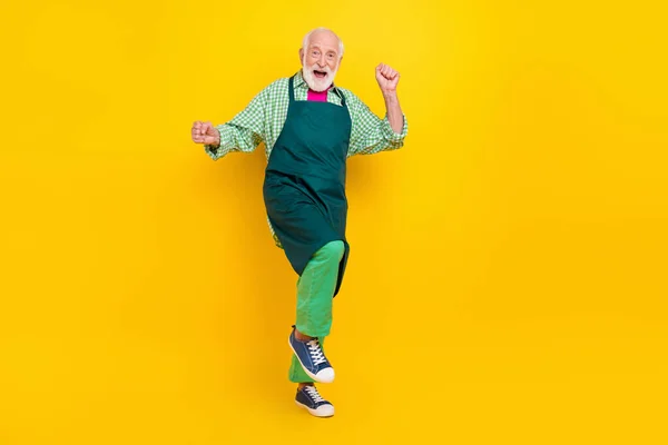 Teljes hossz testméret kilátás vonzó vidám férfi borbély tánc szórakozás elszigetelt felett élénk sárga színű háttér — Stock Fotó