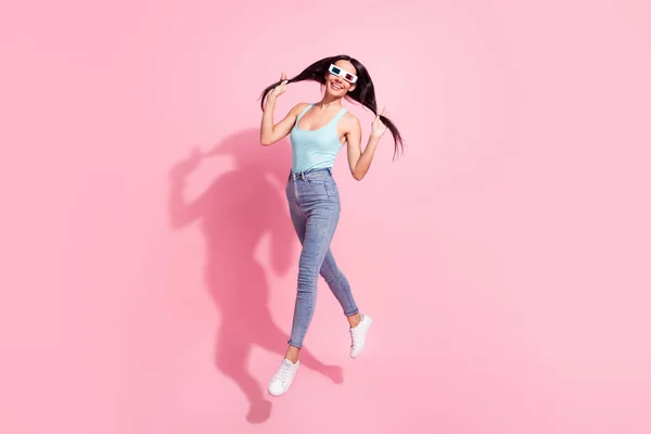 Ganzkörper-Foto von charmanten fröhlichen Person Arme halten Spiel mit Haarschwanz 3D-Brille isoliert auf rosa Hintergrund — Stockfoto