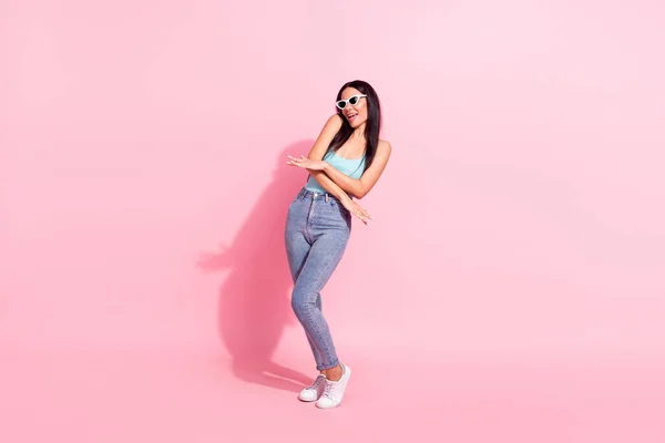 Longitud completa cuerpo tamaño foto mujer en el baile de gafas de sol relajante en vacaciones aislado pastel rosa color fondo — Foto de Stock