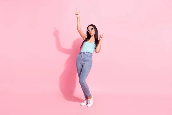 Full längd kropp storlek foto av leende kvinna bär solljus blå tank-top jeans isolerad på pastell rosa färg bakgrund — Stockfoto