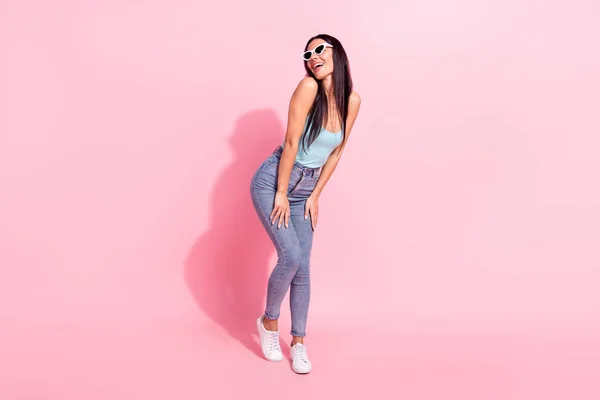 Longitud completa cuerpo tamaño foto mujer en gafas de sol riendo encantado en verano aislado pastel color rosa fondo — Foto de Stock