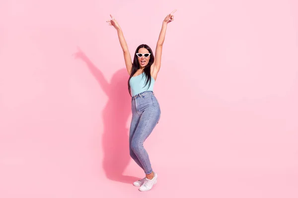 Lunghezza completa dimensione del corpo vista di attraente allegra ragazza funky ballare divertirsi isolato su sfondo di colore rosa pastello — Foto Stock