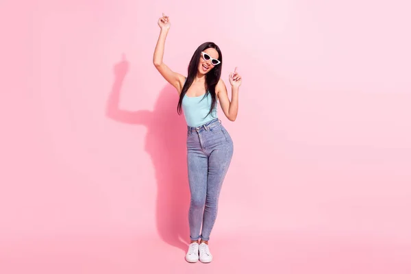 Retrato de tamaño completo de la señora excitada bastante positiva divertirse señalando los dedos de fiesta aislado en el fondo de color rosa — Foto de Stock