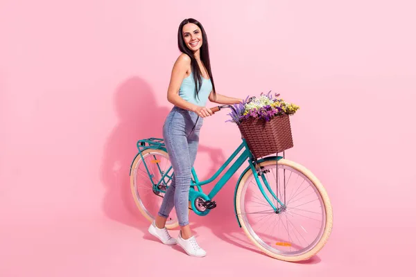 Comprimento total tamanho do corpo foto mulher andar de bicicleta retro no verão com flores isolado pastel cor-de-rosa fundo — Fotografia de Stock