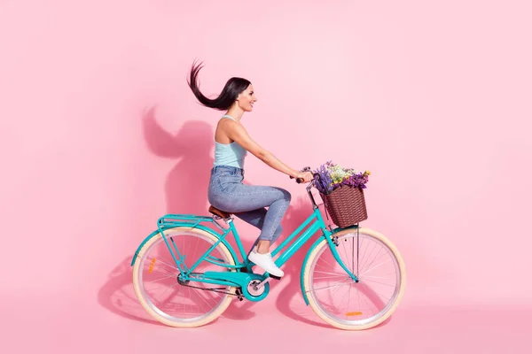 Ganzkörpergröße Foto Frau Reiten Retro-Fahrrad im Sommer isoliert pastellrosa Hintergrund — Stockfoto