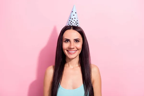 Foto de niña satisfecha joven desgaste sombrero de cumpleaños sonrisa dentada mirada cámara aislada sobre fondo de color rosa —  Fotos de Stock