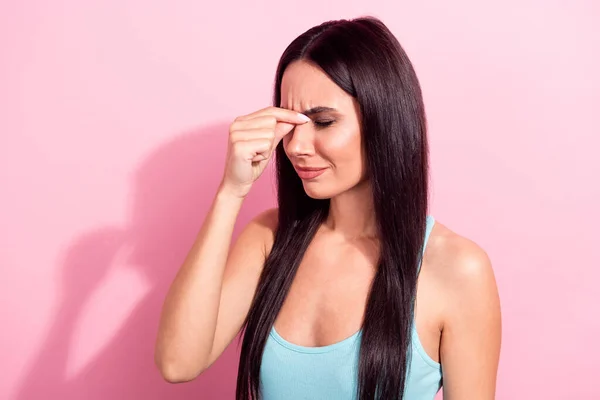 Portret van aantrekkelijk ziek langharig meisje aanraken neus lijden fronsen geïsoleerd over roze pastel kleur achtergrond — Stockfoto