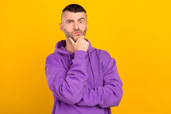 Фотопортрет молодого чоловіка в фіолетовому спортивному одязі вдумливо отримав ідею ізольованого яскравого жовтого кольору фону — стокове фото