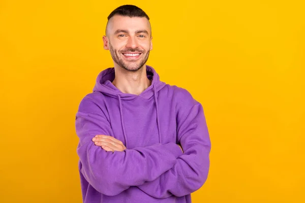 Photo optimiste d'un mec brunet millénariste croisé portant un sweat à capuche violet isolé sur fond jaune — Photo