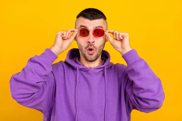Photo de funky jeune brunet gars porter des lunettes violet sweat à capuche isolé sur fond de couleur jaune — Photo