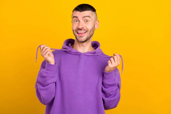 Photo de drôle jeune brunet gars porter capuche violette isolé sur fond de couleur jaune — Photo