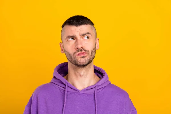 Photo de sérieux millennial brunet guy look vide espace porter violet sweat à capuche isolé sur fond de couleur jaune — Photo