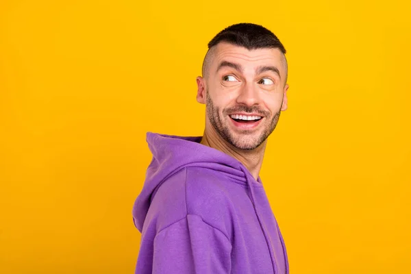Profil photo de mignon jeune brunet guy look vide espace porter violet sweat à capuche isolé sur fond de couleur jaune — Photo