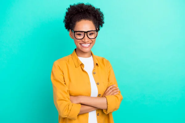 Ritratto di attraente allegro contenuto ragazza braccia incrociate isolato su vibrante verde acqua turchese colore sfondo — Foto Stock