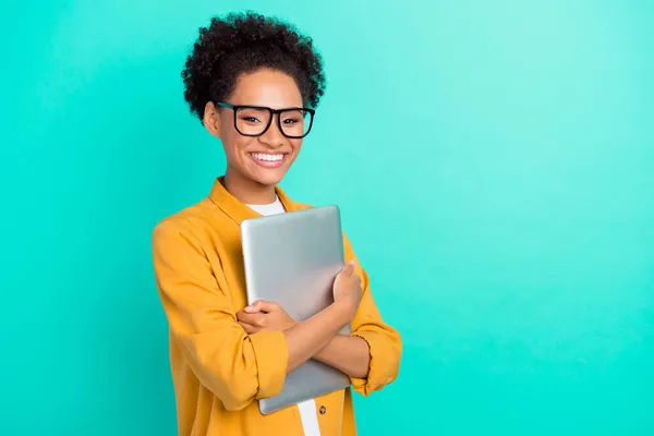 Foto portrét dívka nosí brýle objímající notebook izolované živé teal barva pozadí copyspace — Stock fotografie
