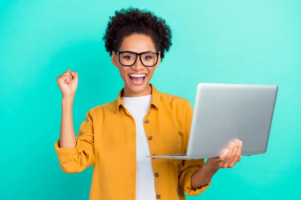 Foto van jong Afrikaans meisje blij succes prestatie laptop geïsoleerd over turquoise kleur achtergrond — Stockfoto