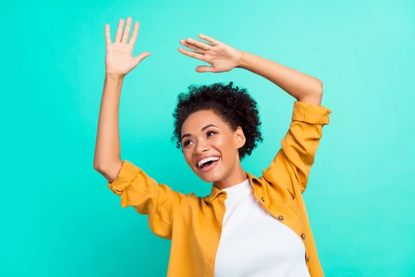 Foto de senhora engraçado funky usar camisa amarela olhando espaço vazio dançando sorrindo fundo cor teal isolado — Fotografia de Stock