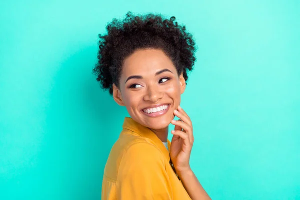 Фотопортрет жінки, посміхаючись, виглядає мрійливий ізольований яскравий кольоровий фон з часником — стокове фото