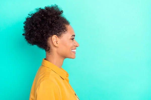 Kuva muotokuva nainen hymyilevä näköinen copyspace eristetty kirkas sinivihreä tausta — kuvapankkivalokuva