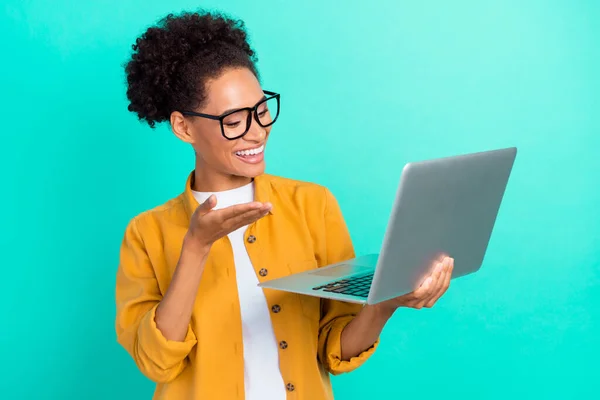 Retrato de menina alegre atraente usando laptop fazendo chamada de vídeo falando isolado sobre fundo de cor azul-turquesa brilhante — Fotografia de Stock