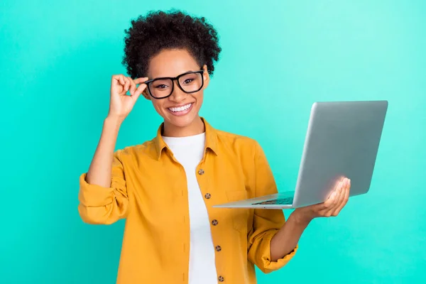 Foto van jonge afro zakenvrouw gebruik laptop internet apparaat geïsoleerd over turquoise kleur achtergrond — Stockfoto