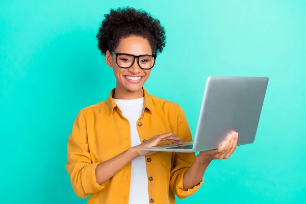 Foto retrato chica usando gafas de trabajo en la computadora aislado color verde azulado fondo —  Fotos de Stock