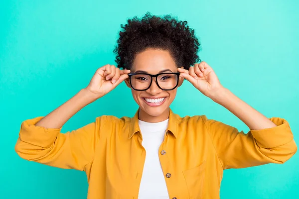 Retrato de atraente intelectual alegre menina tocando especificações bom humor isolado sobre brilhante teal turquesa cor de fundo — Fotografia de Stock