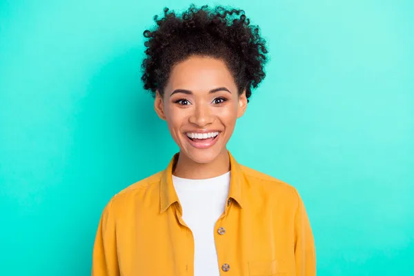 Photo de charmante femme impressionnée habillée chemise jaune souriant isolé couleur turquoise fond — Photo