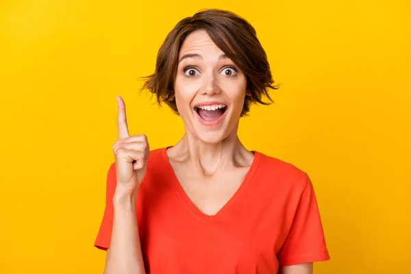Porträtt av förvånad glad glad person peka finger öppen mun kan inte tro isolerad på orange färg bakgrund — Stockfoto