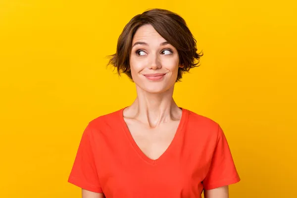 Фото очаровательной дружелюбной улыбкой леди выглядят заинтересованными пустое пространство носить оранжевый изолированный на желтом фоне цвета — стоковое фото