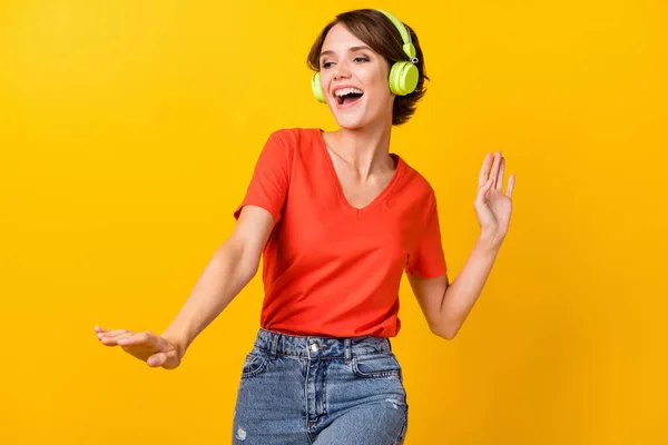 Foto av trevlig brunett optimistisk dam dans lyssna musik bära röd t-shirt isolerad på levande gul färg bakgrund — Stockfoto