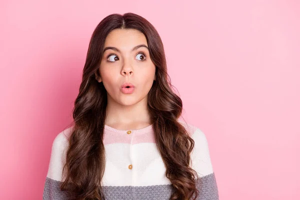 Foto de niña sorprendida sorprendida sorprendida falsa novedad mirar espacio vacío aislado sobre fondo de color rosa — Foto de Stock