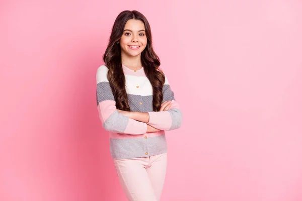 Foto van jonge tiener meisje gelukkig positieve glimlach gevouwen handen dragen casual outfit geïsoleerd over pastel kleur achtergrond — Stockfoto