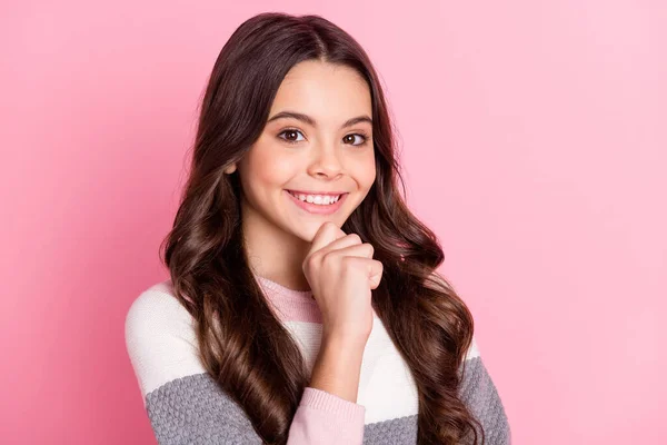 Foto de joven alegre chica feliz sonrisa positiva mano tacto barbilla pensar seguro aislado sobre fondo de color pastel — Foto de Stock