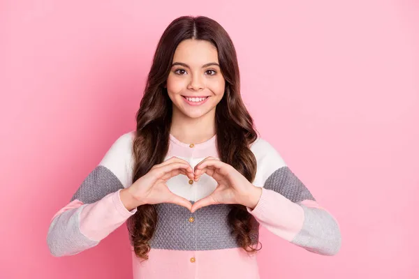 Foto van jong meisje gelukkig positieve glimlach tonen vingers hart teken romantisch Valentijnsdag geïsoleerd over pastel kleur achtergrond — Stockfoto