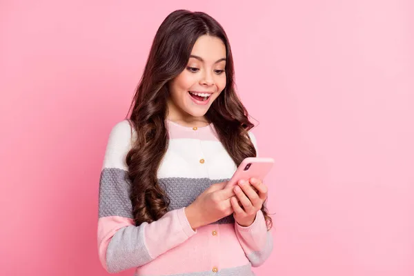 Foto de morena ondulada menina olhar ler mensagem telefone notícias surpreso isolado no fundo cor-de-rosa — Fotografia de Stock