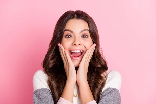 Foto di giovane ragazza eccitata felice sorriso positivo stupito scioccato notizia sorpresa vendita isolato su sfondo di colore rosa — Foto Stock
