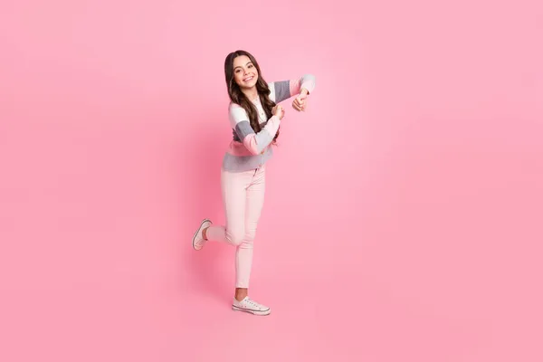 Teljes hosszúságú fotó vicces kislány tánc jó hangulat mosoly hétvége elszigetelt pasztell rózsaszín szín háttér — Stock Fotó