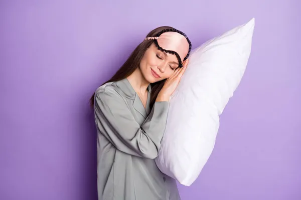 魅力的なかなり素敵な幸せな女性の嘘枕睡眠マスクは、紫の色の背景に隔離された — ストック写真