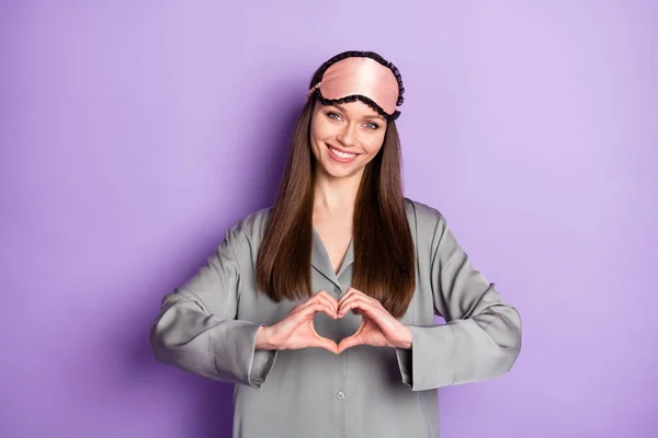 Portrét atraktivní veselé láskyplné dívky nosit pyžama ukazující symbol srdce izolované přes fialové fialové barvy pozadí — Stock fotografie