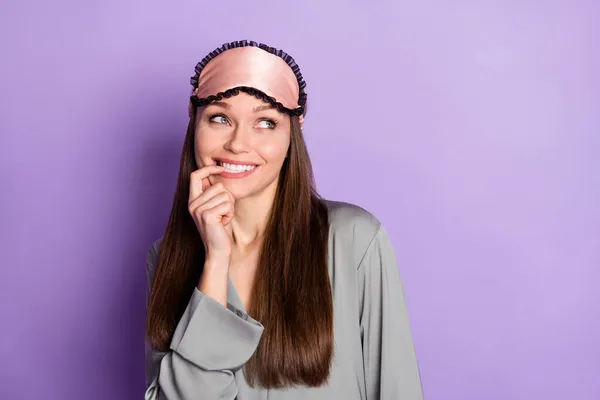 Ritratto di attraente ragazza allegra sconcertata alla moda che indossa il pigiama pensando copia spazio isolato su sfondo viola colore viola — Foto Stock