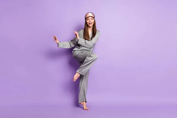 Pełna długość ciała rozmiar widok piękny funky wesoły dziewczyna nosić piżama taniec party czas izolowany ponad fioletowy fioletowy kolor tła — Zdjęcie stockowe