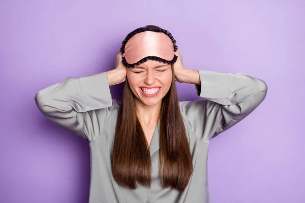 Porträt der attraktiven verrückten Mädchen tragen Pyjama schließen Ohren Schlaflosigkeit Syndrom isoliert über violett lila Farbe Hintergrund — Stockfoto