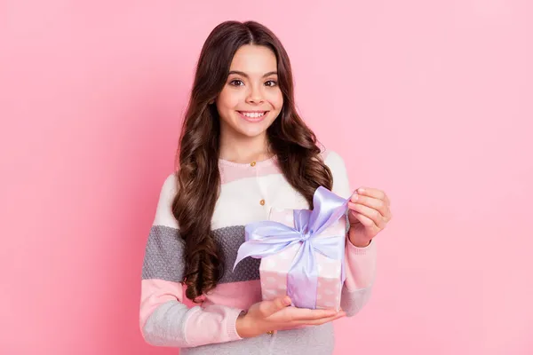 Foto de la joven alegre chica feliz sonrisa positiva conseguir regalo caja celebración día de fiesta aislado sobre fondo de color pastel — Foto de Stock