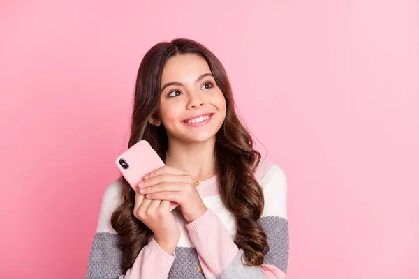 Foto de chica alegre joven sonrisa feliz uso celular sueño mirada espacio vacío aislado sobre fondo de color pastel — Foto de Stock