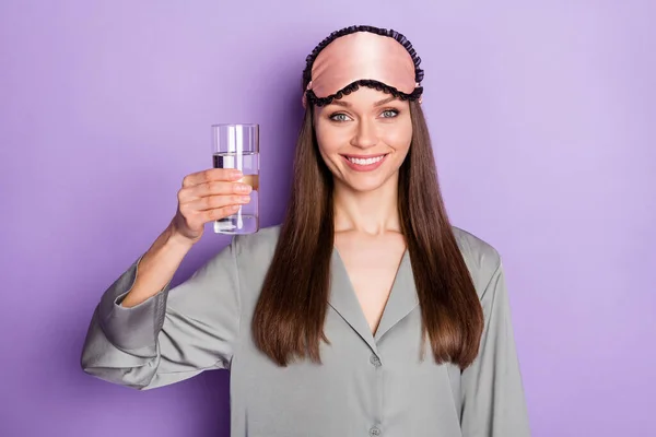 Ritratto di attraente ragazza allegra indossare pigiama bere acqua pura isolato su viola viola colore sfondo — Foto Stock