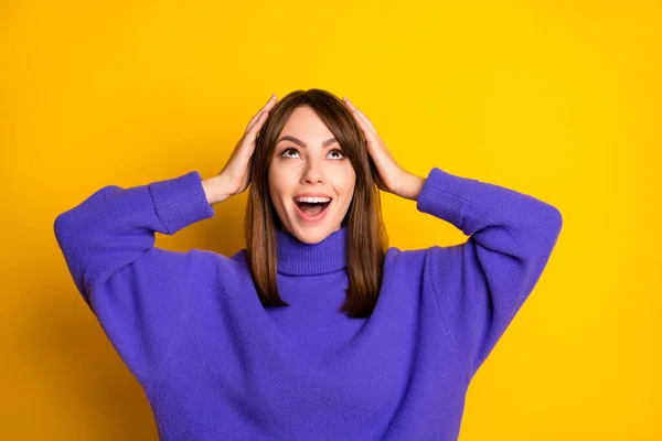 Porträt von attraktiven mädchenhaft erstaunt fröhliches Mädchen, das gute Nachrichten isoliert über helle gelbe Farbe Hintergrund — Stockfoto